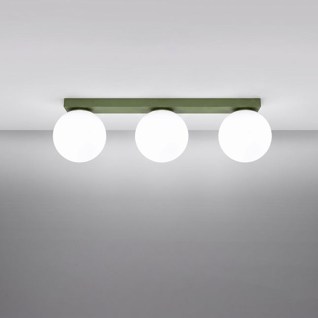 Plafonnier Globe Solis 3 globes vert olive allumé, halo doux du verre opalin