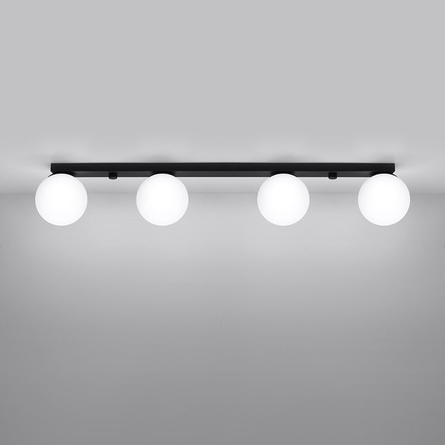 Plafonnier Globe Solis 4 globes noir allumé, lumière douce diffusée par les globes en verre opale