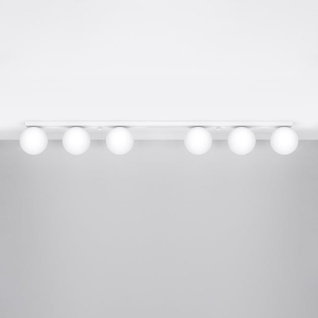 Vue de face du plafonnier Globe Solis 6 globes blanc fixé au plafond avec ses six sphères opalines