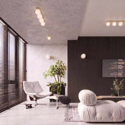 Plafonnier Globe Solis 6 globes beige dans un salon lumineux aux boiseries claires