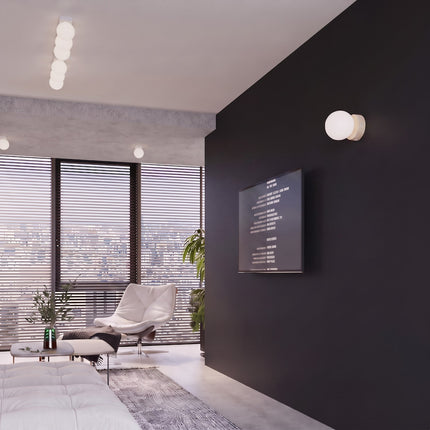 Plafonnier Globe Solis 6 globes beige dans un séjour contemporain devant de grandes baies vitrées