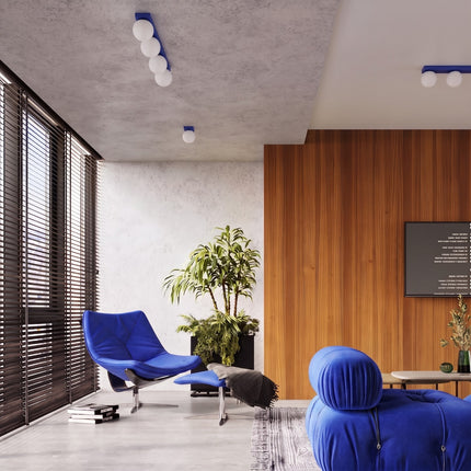 Plafonnier Globe Solis 6 globes bleu outremer dans un salon lumineux aux boiseries claires