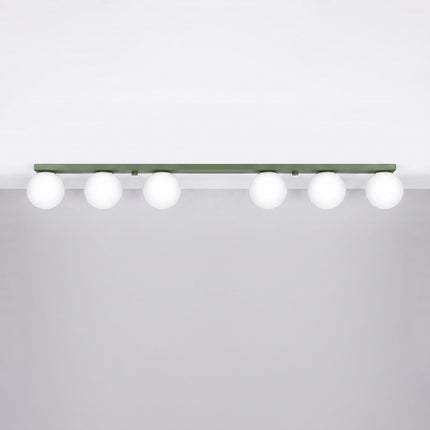 Plafonnier Globe Solis 6 globes vert olive, installé au plafond dans un intérieur clair