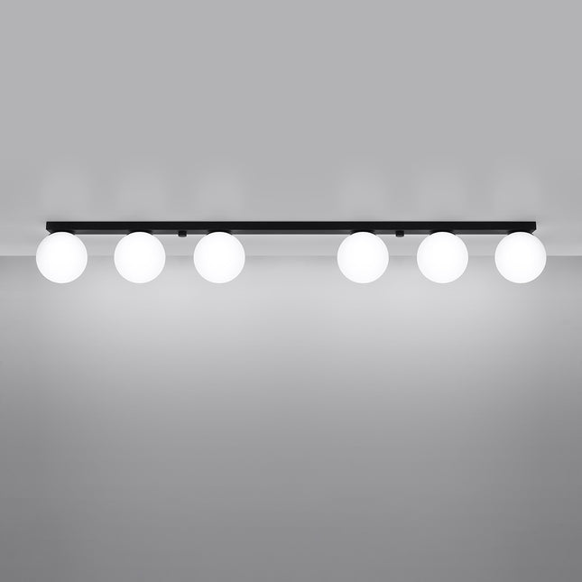 Vue rapprochée du plafonnier Globe Solis 6 globes noir avec ses sphères en verre opale allumées en enfilade