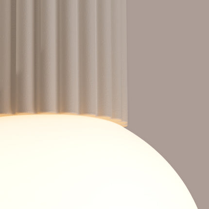 Plafonnier Halo beige IP44, cylindre nervuré en aluminium et globe en verre opalin, vue 4