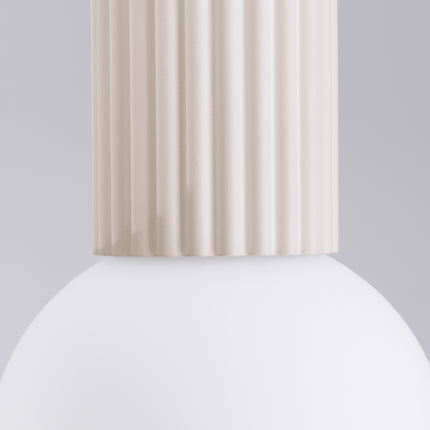 Plafonnier Halo beige IP44, cylindre nervuré en aluminium et globe en verre opalin, vue 5