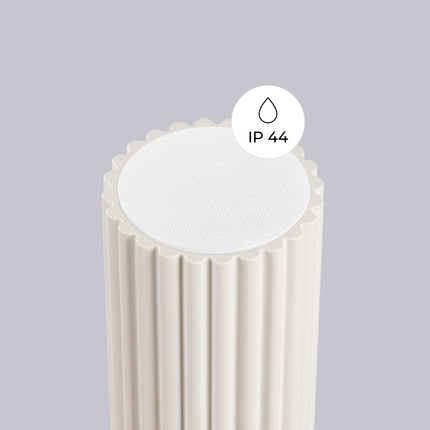 Plafonnier Halo beige IP44, cylindre nervuré en aluminium et globe en verre opalin, vue 8