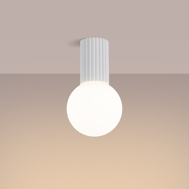 Plafonnier Halo blanc IP44, cylindre nervuré en aluminium et globe en verre opalin, vue 3