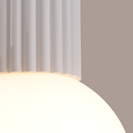 Plafonnier Halo blanc IP44, cylindre nervuré en aluminium et globe en verre opalin, vue 4