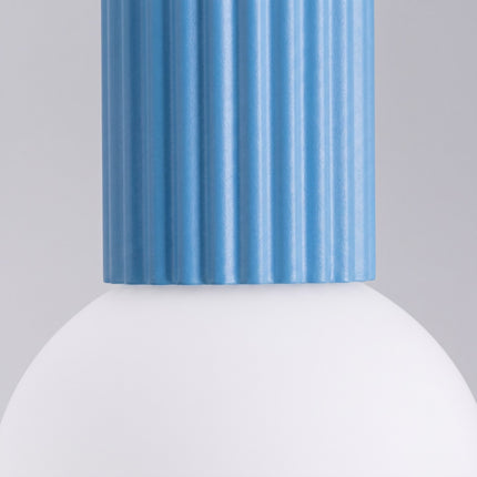 Plafonnier Halo bleu ciel IP44, packshot de trois quarts