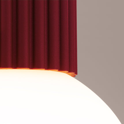 Plafonnier Halo bordeaux IP44, cylindre nervuré en aluminium et globe en verre opalin, vue 4