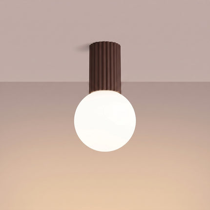 Plafonnier Halo brun chocolat IP44, lumière allumée, diffusion du verre opalin
