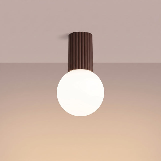 Plafonnier Halo brun chocolat IP44, lumière allumée, diffusion du verre opalin