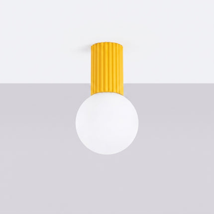 Plafonnier Halo jaune ambré IP44, vue en situation sur fond clair