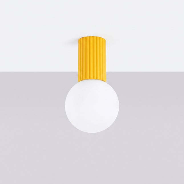 Plafonnier Halo jaune ambré IP44, vue en situation sur fond clair