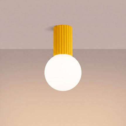 Plafonnier Halo jaune ambré IP44, lumière allumée, diffusion du verre opalin