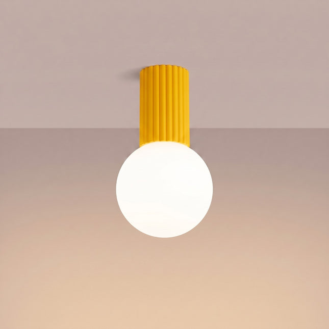 Plafonnier Halo jaune ambré IP44, lumière allumée, diffusion du verre opalin