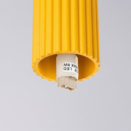 Plafonnier Halo jaune ambré IP44 sur fond coloré, vue de trois quarts
