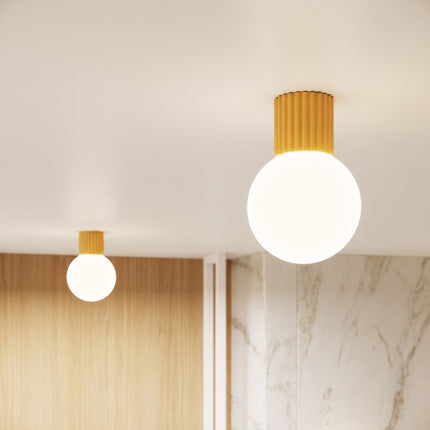 Plafonnier Halo jaune ambré IP44 dans un intérieur contemporain