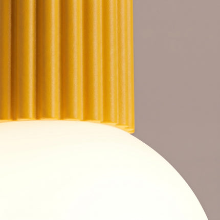 Plafonnier Halo jaune ambré IP44, vue de détail du globe