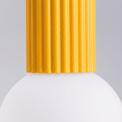 Plafonnier Halo jaune ambré IP44, packshot de trois quarts