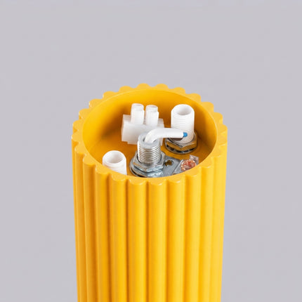 Plafonnier Halo jaune ambré IP44, détail du cylindre nervuré