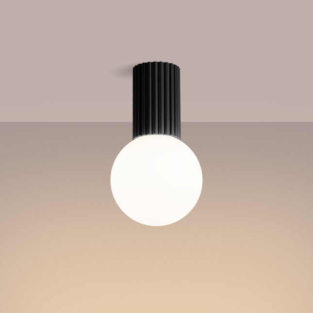 Plafonnier Halo noir IP44, cylindre nervuré en aluminium et globe en verre opalin, vue 3