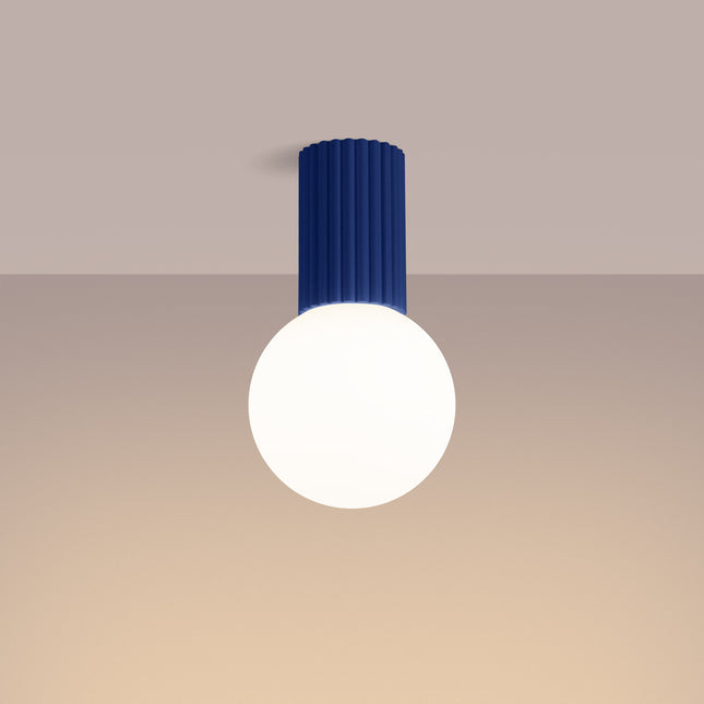Plafonnier Halo outremer IP44, cylindre nervuré en aluminium et globe en verre opalin, vue 3
