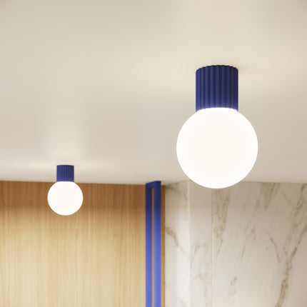 Plafonnier Halo outremer IP44, cylindre nervuré en aluminium et globe en verre opalin, vue 11