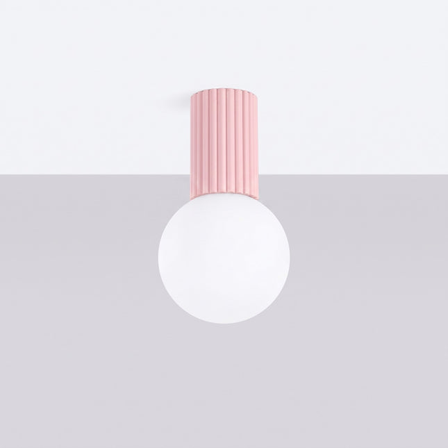 Plafonnier Halo rose poudré IP44, vue en situation sur fond clair