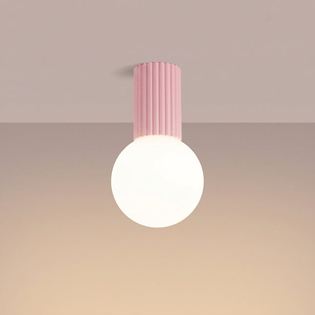 Plafonnier Halo rose poudré IP44, lumière allumée, diffusion du verre opalin