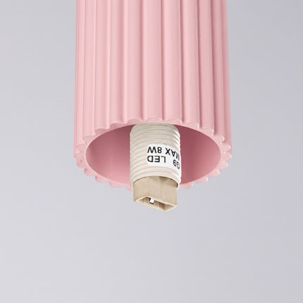 Plafonnier Halo rose poudré IP44 sur fond coloré, vue de trois quarts