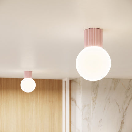 Plafonnier Halo rose poudré IP44 dans un intérieur contemporain