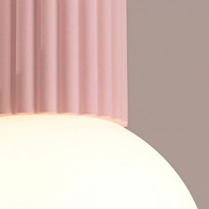 Plafonnier Halo rose poudré IP44, vue de détail du globe