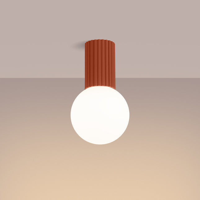 Plafonnier Halo rouge ocre IP44, cylindre nervuré en aluminium et globe en verre opalin, vue 3