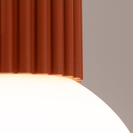 Plafonnier Halo rouge ocre IP44, cylindre nervuré en aluminium et globe en verre opalin, vue 4