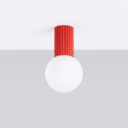 Plafonnier Halo rouge vif IP44, vue en situation sur fond clair