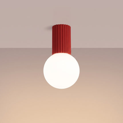 Plafonnier Halo rouge vif IP44, lumière allumée, diffusion du verre opalin