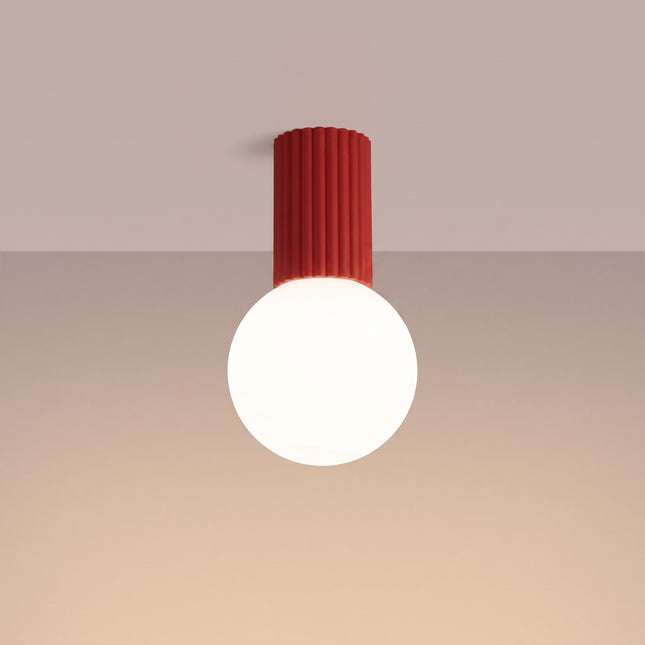 Plafonnier Halo rouge vif IP44, lumière allumée, diffusion du verre opalin