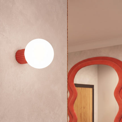 Plafonnier Halo rouge vif IP44 dans un intérieur contemporain