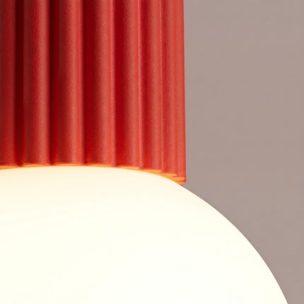 Plafonnier Halo rouge vif IP44, vue de détail du globe