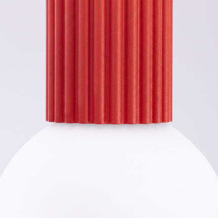 Plafonnier Halo rouge vif IP44, packshot de trois quarts