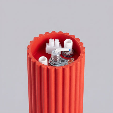 Plafonnier Halo rouge vif IP44, détail du cylindre nervuré