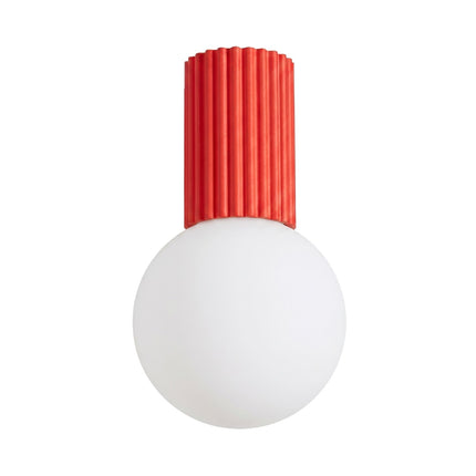 Plafonnier Halo rouge vif IP44, packshot sur fond blanc