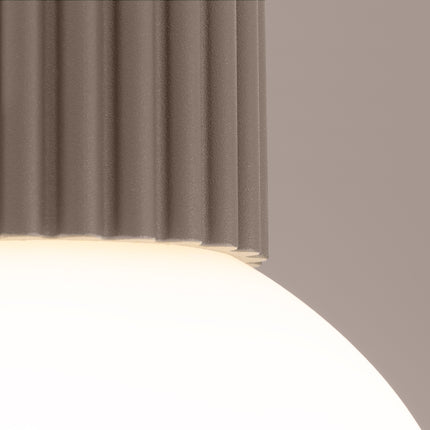 Plafonnier Halo taupe IP44, cylindre nervuré en aluminium et globe en verre opalin, vue 4