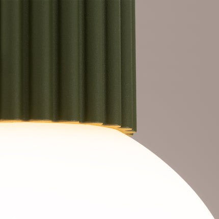 Plafonnier Halo vert olive IP44, cylindre nervuré en aluminium et globe en verre opalin, vue 4