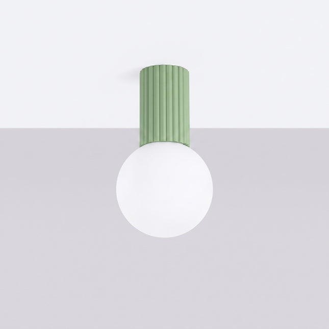 Plafonnier Halo vert sauge IP44, vue en situation sur fond clair