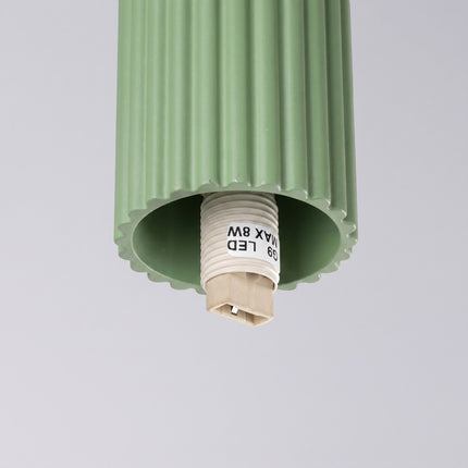 Plafonnier Halo vert sauge IP44 sur fond coloré, vue de trois quarts
