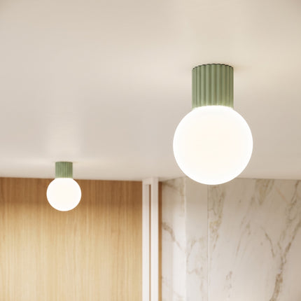 Plafonnier Halo vert sauge IP44 dans un intérieur contemporain