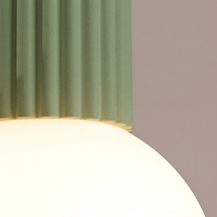 Plafonnier Halo vert sauge IP44, vue de détail du globe
